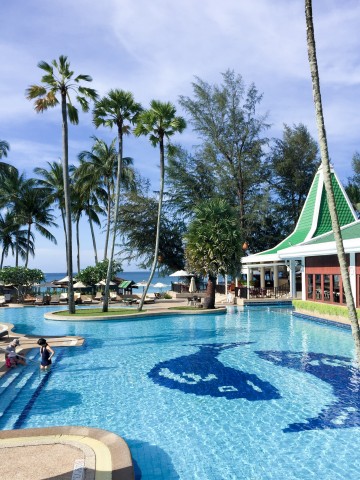 Le Meridien Beach Resort pool in Phuket, Thailand | Life's Tidbits